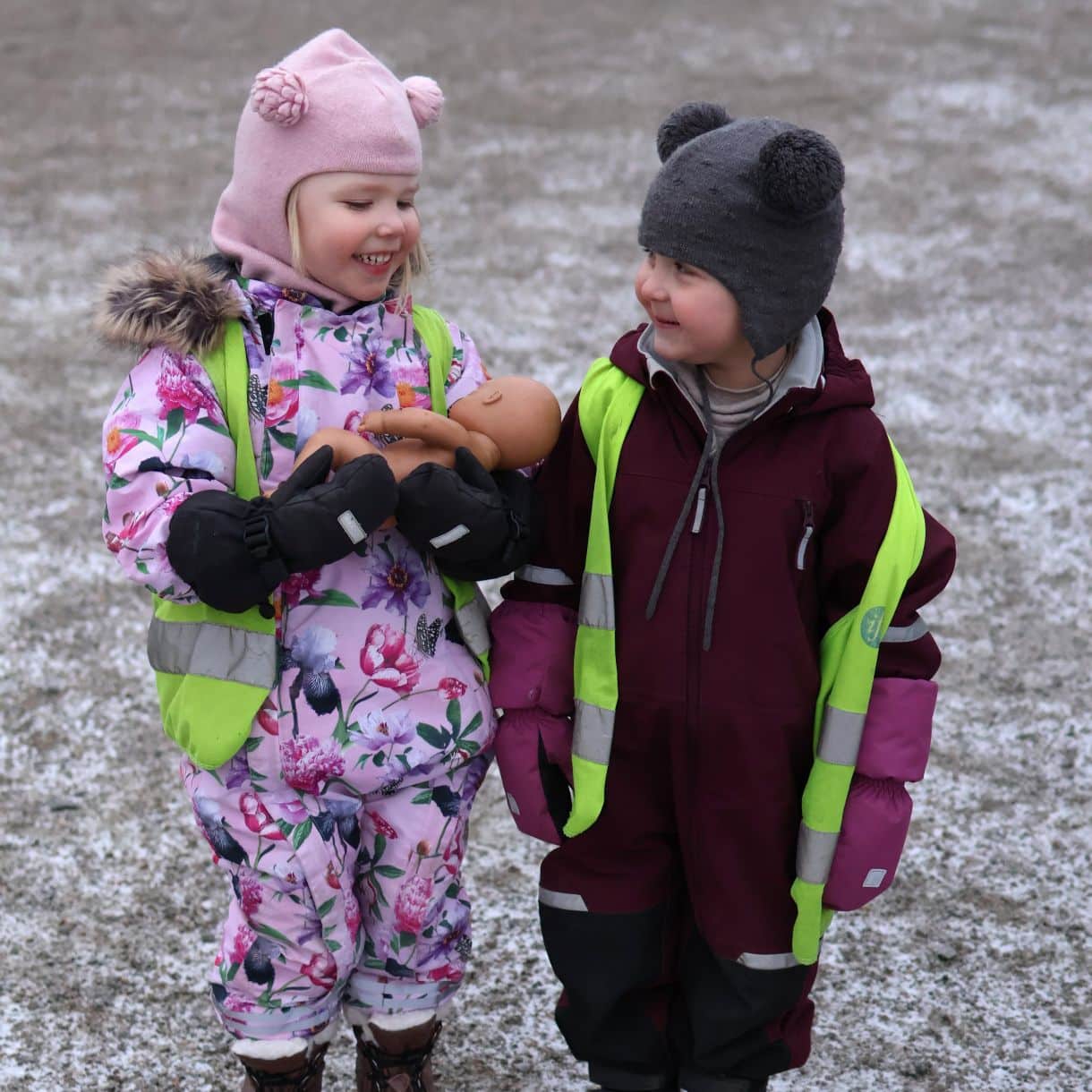 Laululaakso päiväkoti Laulupuu kaverukset ulkoilemassa ulkona